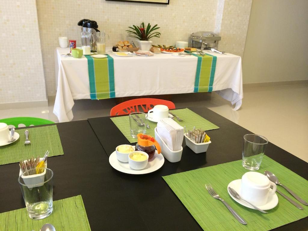 Oyo Ecosuites Hotel Manaus Esterno foto